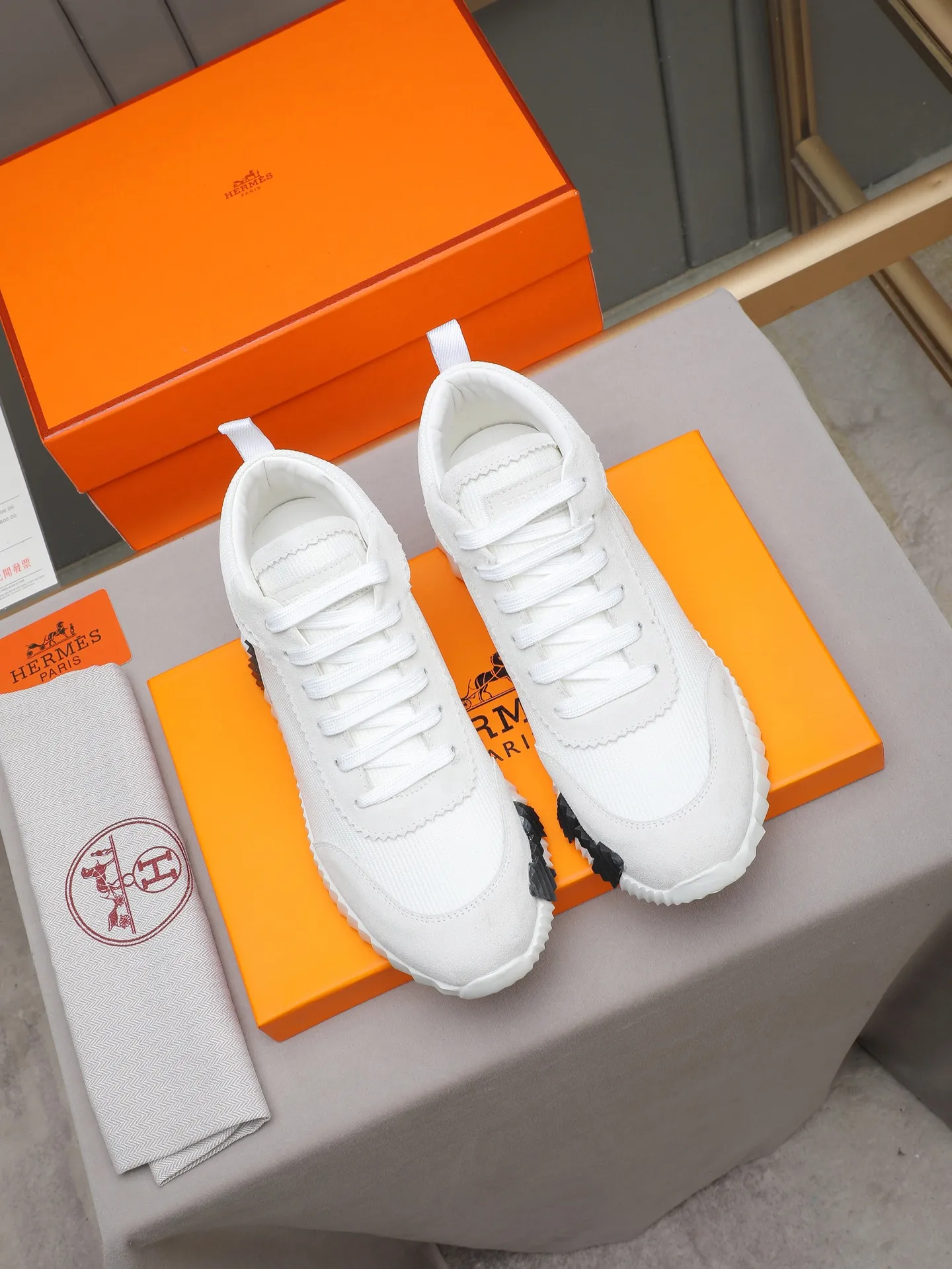 PPP460 (Hermes high-top men's shoes)🆕Men's sports shoes, decorated with textured calfskin details. Spliced ​​with original cowhide, this shoe draws inspiration from the equestrian world, integrating technical details and practical functions. Breathable sheep lining, original combination outsole, high-end quality, and every detail is perfectly combined! Size: 38-44 (45 can be customized)